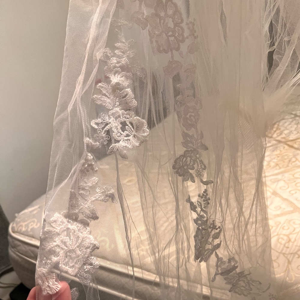 Oleg Cassini wedding dress - Picture 3 of 8